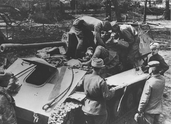 4. Восточная Германия, апрель 1945 года. Доставляют раненого в медпункт на самоходном орудии