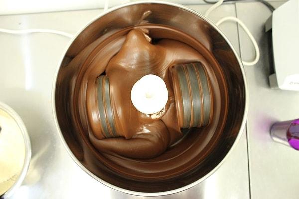 Burada gördüğünüz masaüstü öğütücülerimizden birinin içindeki sütlü çikolata. Bunlar da aynı mantıkla çalışıyor, tek farkı daha küçük olması.