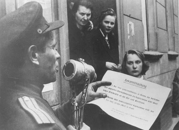 9. Советский офицер зачитывает текст капитуляции жителям Берлина