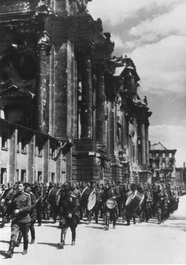10. 20 мая, 1945 год, парад советских войск у Рейхстага
