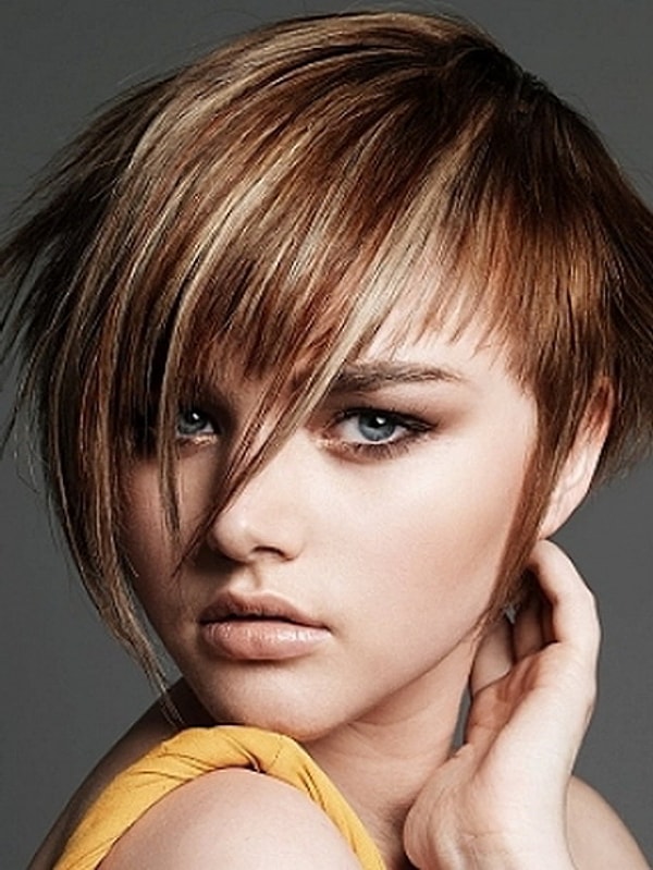 Кстати, парикмахеры утверждают, что такой вариант очень идет девушкам с короткими волосами.