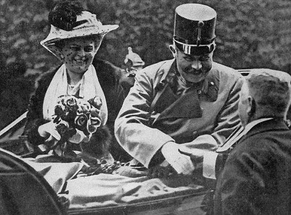 9. Fotoğrafta gördükleriniz Avusturya arşidükü Ferdinand ve eşi Sophie. Sırplar tarafından suikasta uğrayan Ferdinand ve eşinin son fotoğrafları bu. Ayrıca onların ölümü dünyayı etkileyen 1. Dünya Savaşı'nın başlamasının bahanesi olmuştur.