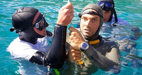 14. Nicholas Mevoli'nin son serbest dalış fotoğrafı. 72 metre derine dalan Mevoli, dalıştan sonra iyi olduğunu belli etmiş, konuşmaya çalışmış ve sonra da ölmüştür. Sudan çıkarıldığında bilinci kapanmıştı ve aynı gün içinde hayatını kaybetti.