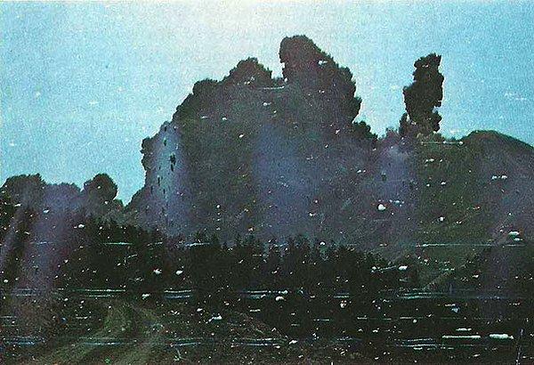 16. Fotoğrafçı Robert Landsberg, Saint Helen's yanardağında fotoğraf çektiği esnada yanardağ patlamıştır. Fotoğraf filmini kendi bedeniyle korusa da kendisi kurtulamamıştır.
