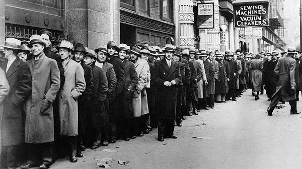 Bu düşüş sonrası 21 Ekim günü yabancı yatırımcıların kağıtlarını ellerinden çıkarmalarıyla hızlanmış ve ardından 24 Ekim 1929 Perşembe günü borsa dibe vurmuştur.