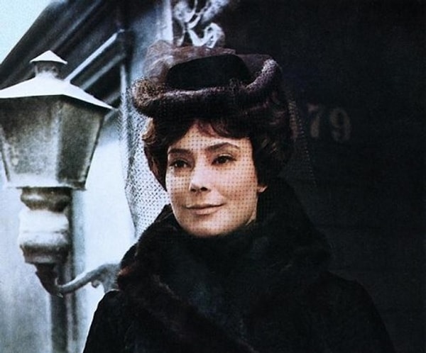 2. Как звучит девичья фамилия Анны Карениной в романе Льва Толстого?