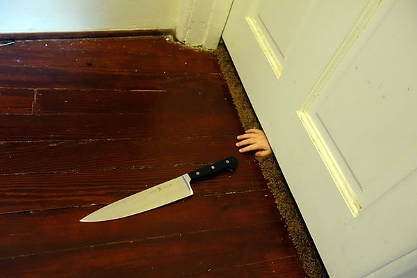 17. "Наша дочь уснула на полу. Мы решили подложить нож для большего драматизма"