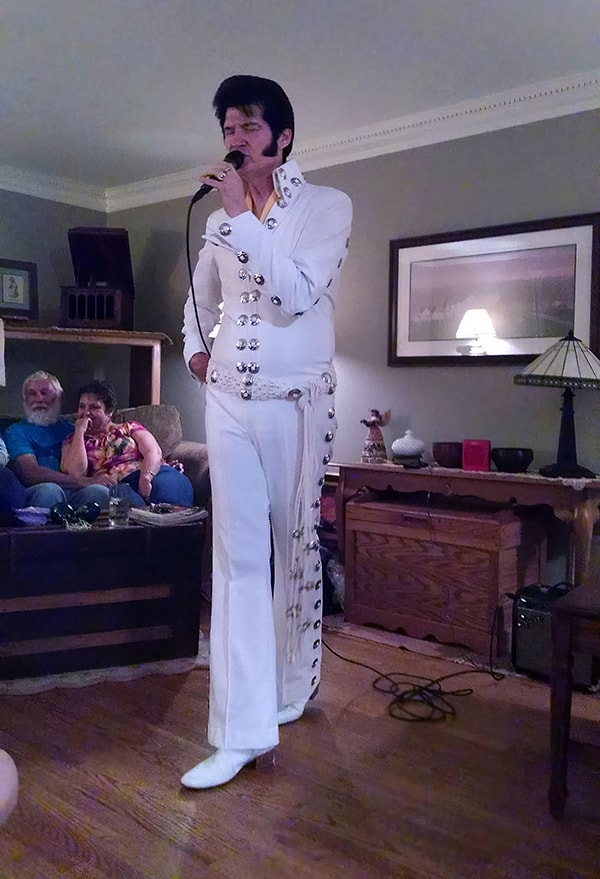 22. "Моя семья слегка странная. Сегодня ночью мама вызвала домой Элвиса Пресли и никому об этом не сказала"