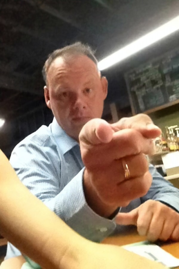 34. "Я оправил своей сестре фотографию вечеринки, которую устроил, когда родители уехали. Вот что она отправила мне в ответ (это мой отец)"