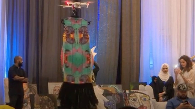 Suudi Arabistan'da kadınların mankenlik yapması yasak olduğu için bir defilede kıyafetleri drone'lar taşıdı.