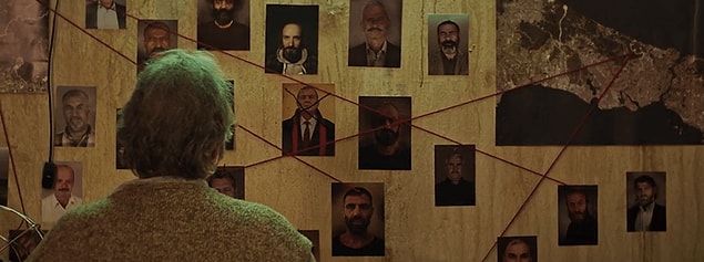 3. "Sen zannediyor musun ki bir tek alzheimer olan sensin? Herkes hasta, hepsi hasta. Yarın bugün bir milli maç olur, herkes her şeyi unutur. Bu millet neleri unuttu, seni mi unutmayacak, sen kimsin ki, alt tarafı bir katil, alt tarafı bir cinayet haberi."