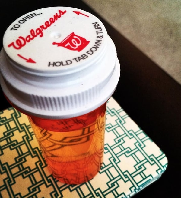 9. Мамочка, которая наливает в баночки из-под лекарств кое-что поинтереснее