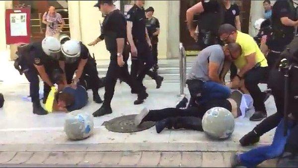 Boğa Heykeli'ne doğru yürümek isteyen gruba polis sert müdahalede bulunarak yaklaşık 30 öğrenciyi gözaltına aldı.