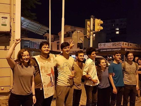 Liselilerin Karne Protestosuna Şiddet Karışmıştı: Polis Otobüsünde Darp Edilen Öğrenciler Sosyal Medyanın Gündeminde