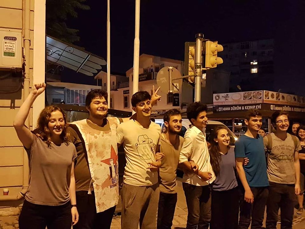 Liselilerin Karne Protestosuna Şiddet Karışmıştı: Polis Otobüsünde Darp Edilen Öğrenciler Sosyal Medyanın Gündeminde