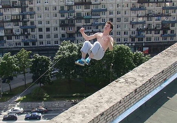 9. Павел Кашин пытался проделать обратное сальто на краю крыши одного из домов. Сальто у него удалось, однако он потерял баланс и сорвался.