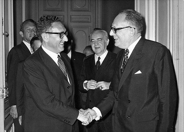 Kissinger uluslararası faaliyetlerdeki kullanışlılığı sebebiyle durmaksızın yükseldi. Bu yükseliş bazen girilmesi imkansız kapıları da araladı Kennedy ve Johnson'ın özel danışmanı oldu.