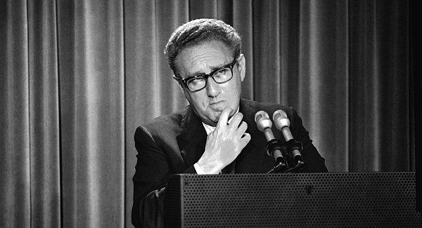Milyonlarca insanın yaşamını yitirmesinde yer yer açık yer yer örtük imzası olan Kissinger global bir katil olarak anılmaya başlandı.