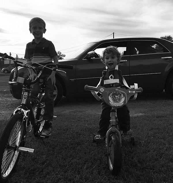 Уильям - не исключение: используя свои ноги, он может самостоятельно есть и пить, и все это он делает, сидя на столе.