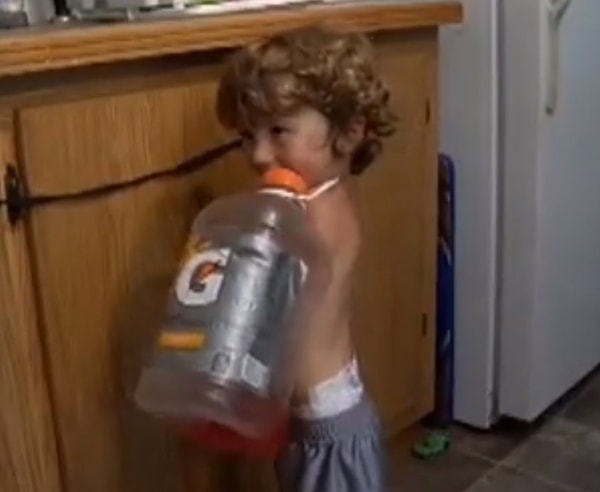 В том заведении менеджер сообщил ей, что ее сын не может сидеть на столе и завтракать из гигиенических соображений.