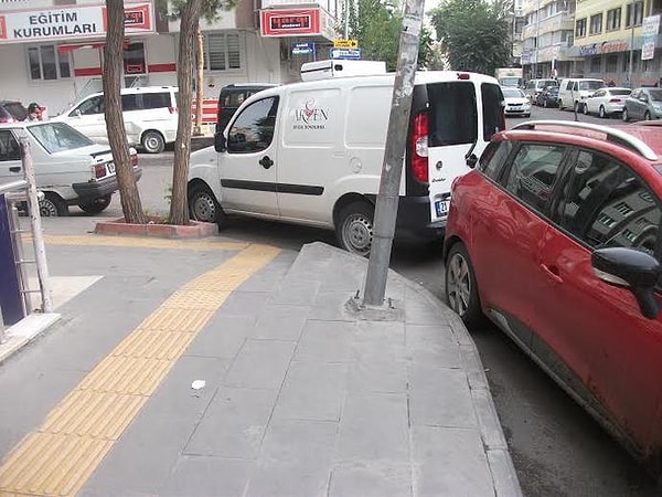 2. Тактильная плитка специально встроена в тротуар для безопасного перемещения незрячих граждан. Но хозяин этого авто еще более незрячий, раз не увидел ее.