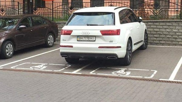 6. Еще один горе-водитель, не имеющий представления о разметках на асфальте.