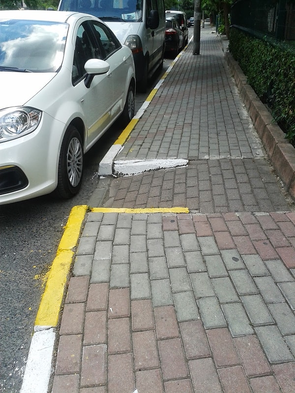 8. Как много в мире людей с плохим зрением! Или безразличных к судьбе других...