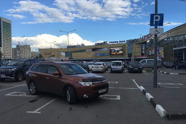 3. Вот он - пример человеческой ненасытности: мало того, что припарковался на месте для инвалидов, так еще сразу на двух!