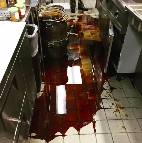 2. Хуже может быть только фритюрница, решившая испустить все свое содержимое на кухонный пол