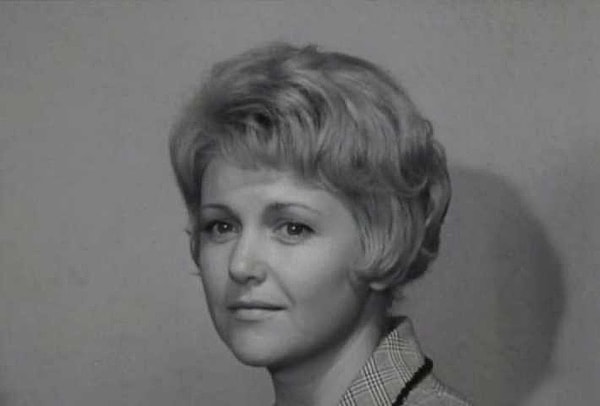 8. Кто в картине сыграл роль жены Штирлица?