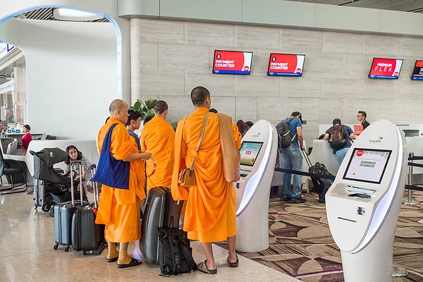 В четвертом терминале посадка производится с помощью электронных аппаратов: не нужно ждать или стоять в длинной очереди.