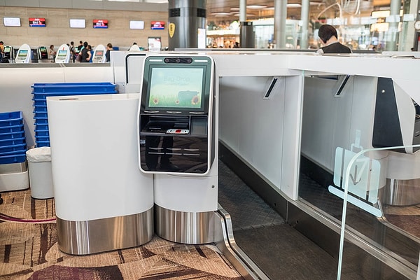 Общаться придется исключительно с электронными устройствами. Интровертам такой аэропорт точно понравится :)