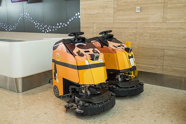 По коридорам снуют вот такие "роботы-чистюли":