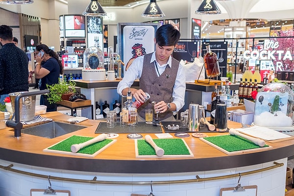 В коктейльном баре Дьюти Фри бесплатно подают напитки: