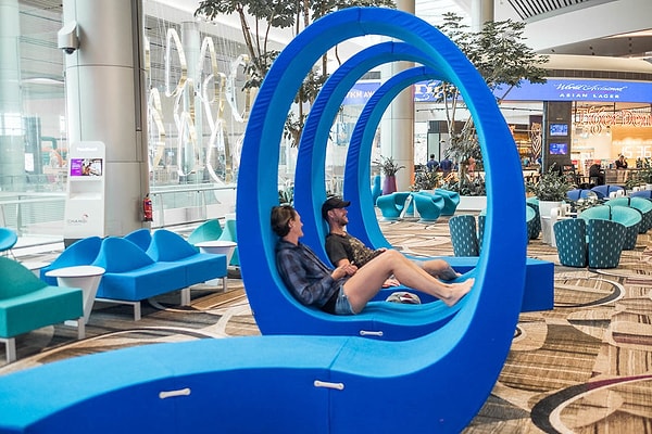 А почему бы и нет? Ведь здесь можно воспользоваться бесплатными розетками и интернетом.