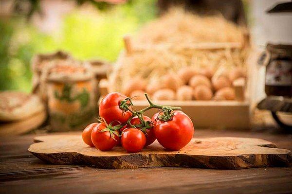 2. Saplarıyla gelen doğranmamış kiraz domates