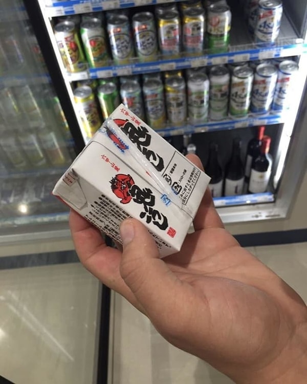 15. Для тех, кто хочет снова почувствовать себя ребенком, попивая что-нибудь крепкое, там есть вот такие коробочки с трубочками: