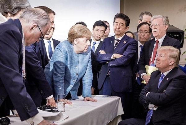 Yayınlanan fotoğrafta Merkel'in baskın duruşu ve Trump'ın kollarını bağlayarak oturuşu dikkat çekti.
