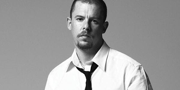 Alexander McQueen 40 yaşındayken hayatını sonlandırmayı seçti.