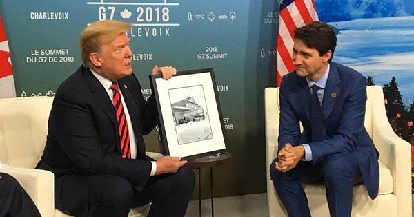 Çok konuşulan bir diğer fotoğraf ise Trudeau'nun ABD Başkanı'na hediyesiydi.