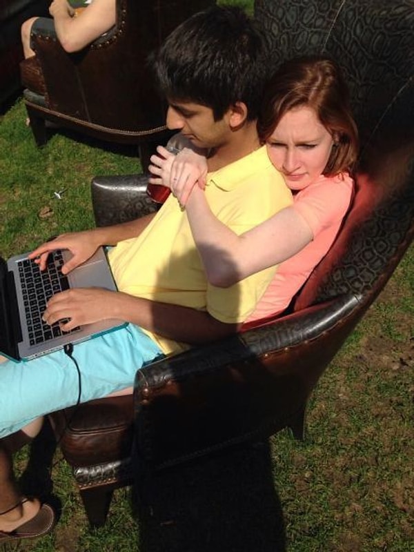 11. А вам приходила в голову идея использовать свою девушку в качестве стула?