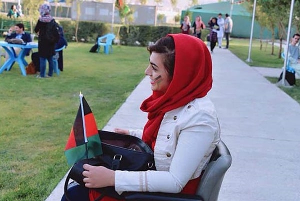 7. Талибы выстрели в ее левую ногу дважды, и Мусазасай пришлось долгие часы притворяться мертвой, лежа на полу.