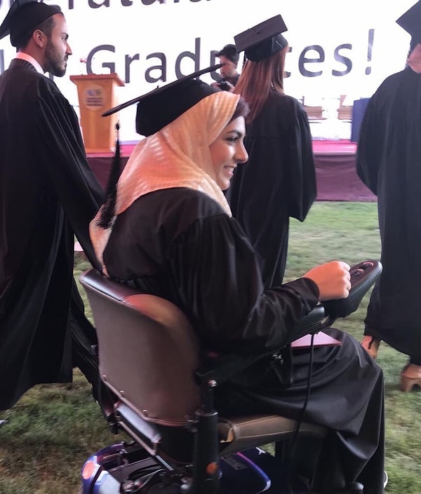 8. В последствии в университет девушка уже вернулась в инвалидном кресле…