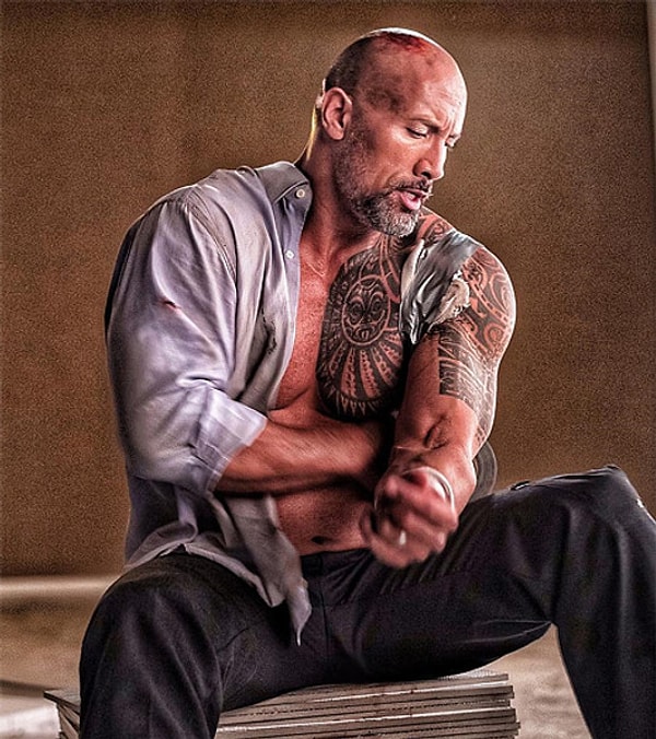 3. Снимок Дуэйн Джонсон подписал так: «Я решил вопрос! В то время, как у мамы заняты руки, потому что она кормит малышку Тиану, я кормлю маму ужином. Всегда к вашим услугам…»