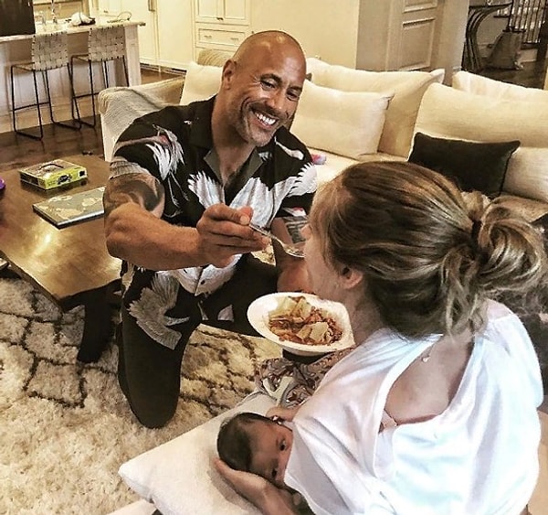 2. А буквально день назад 46-летний отец троих детей выложил в Instagram фото, где он, стоя на коленях, кормит с ложечки свою девушку Лорен, во время того, как она в свою очередь кормит грудью их дочурку.