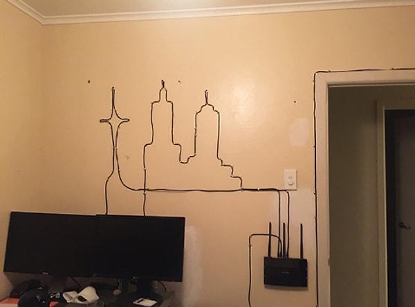 8. Evinizin zemindeki kötü gözüken kablolar, bu şahane fikir sayesinde artık duvarınızı süsleyebilir.