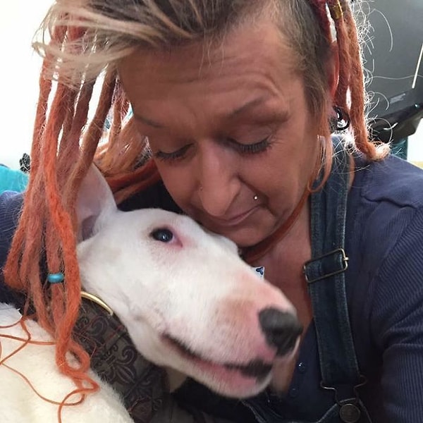 9. Позже она основала организацию BedforBullies, которая занимается спасением собак породы бультерьер, у которых часто бывают проблемы со здоровьем.