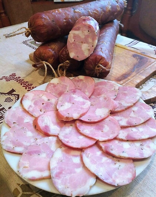 9. В марте этого года группа людей съела взрывчатку, думая, что это колбаса. Жителями какой страны они были?