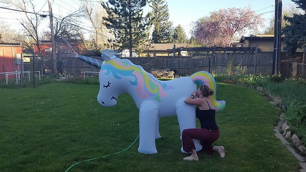 7. Вы посмотрите на морду этого единорога! На ней же прям читается блаженство!