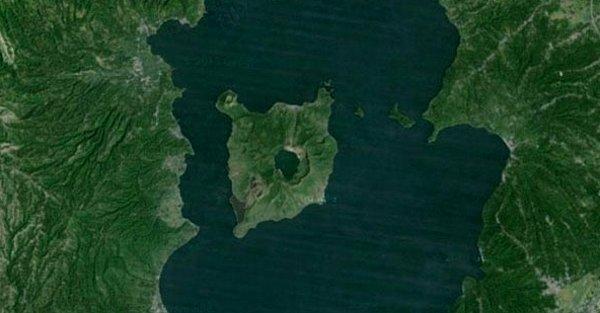 7. Filipinler'de bulunan adanın içindeki gölün içindeki adanın içindeki gölün içinde ada vardır.